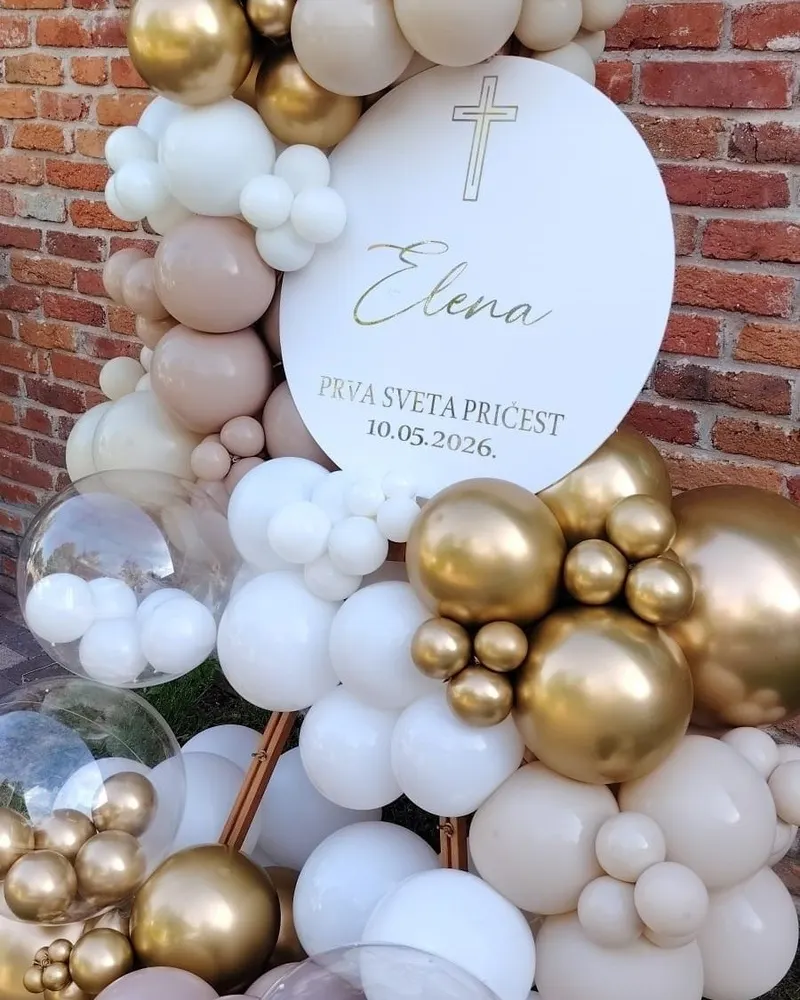 Pričest — zlatni detalji — dekoracija balonima, Pop & Bloom
